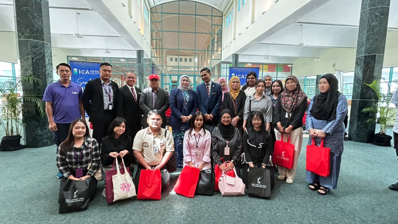 Cyberjaya College Kuching Students Gain Valuable Insights at MA63 Forum0-2