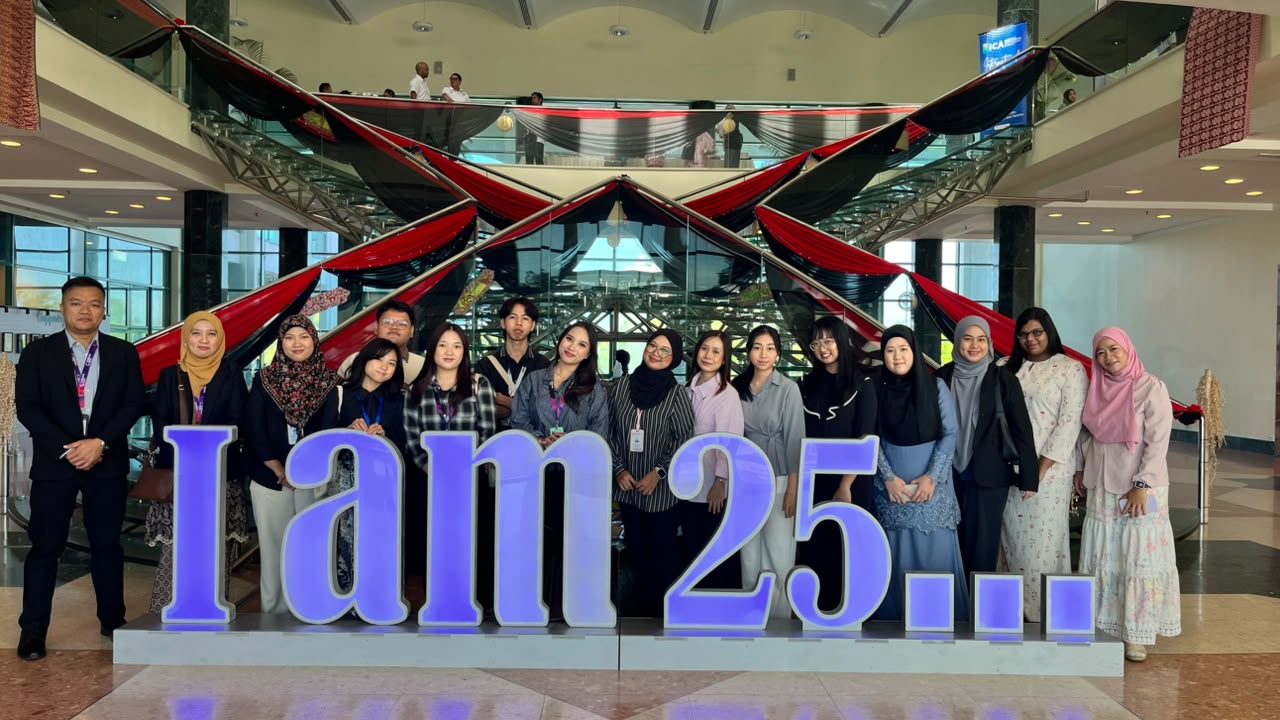 Cyberjaya College Kuching Students Gain Valuable Insights at MA63 Forum0-3